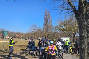 Lehnitzsee Radfahrende machen eine Pause mit Blick auf den Lehnitzsee