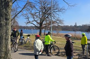 Am Lehnitzsee Radler stehen vor dem Lehnitzsee
