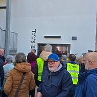 Kulturfuge Eingang Radler stehen vor der Kulturfuge in Oranienburg