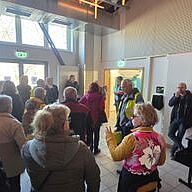 Rundgang Menschen stehen im Kreis und warten das die Führung startet