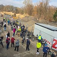 Radlerpause Menschen mit Ihren Fahrrädern machen Rast an der Baustelle Schleuse Friedenthal