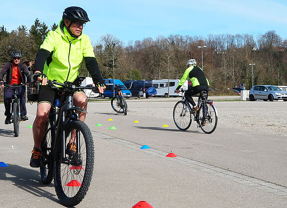 Fahrradparcour ADFC Radfahrschule Fahrradparcour mit farbigen Kegeln und Radfahrer