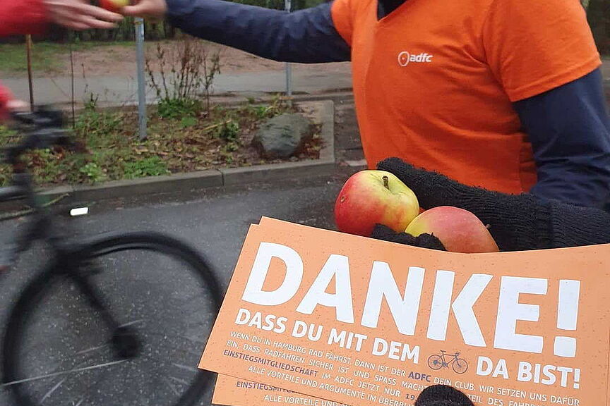 Aktionstag "Winter Bike to Work Day" Flyer mit dem Wort Danke wird an Radfahrer ausgeteilt.