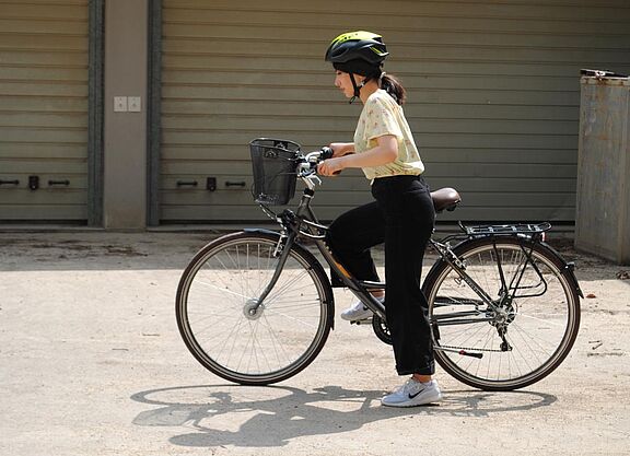 Übung Radfahrschule Frau steigt auf Fahrrad auf