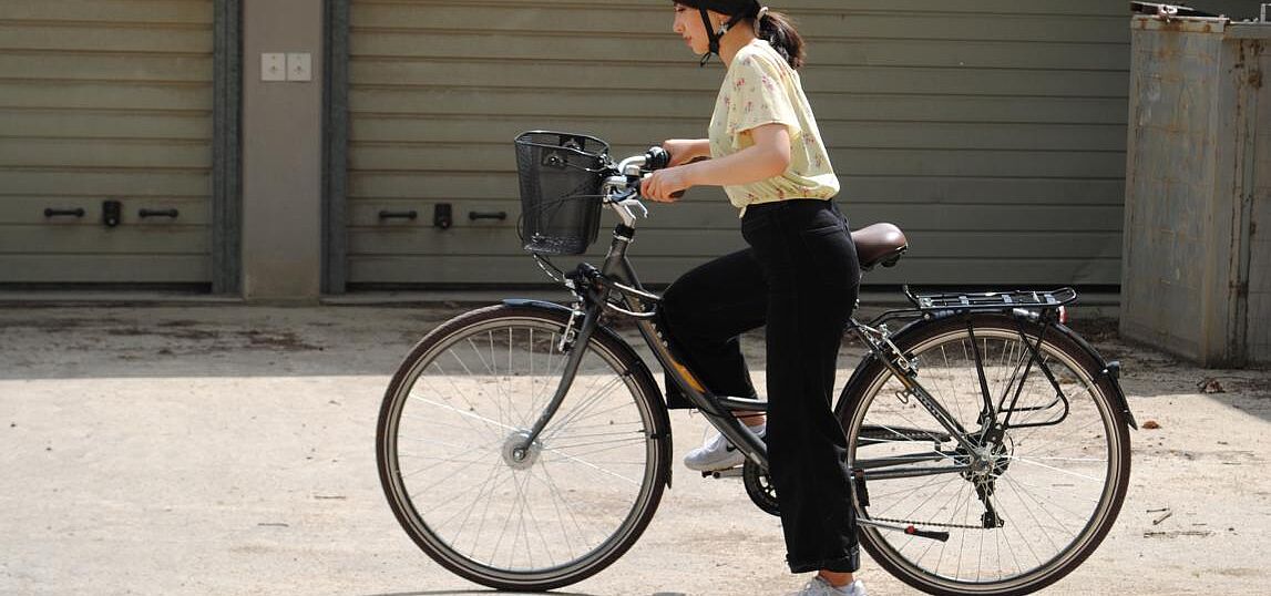 Übung Radfahrschule Frau steigt auf Fahrrad auf
