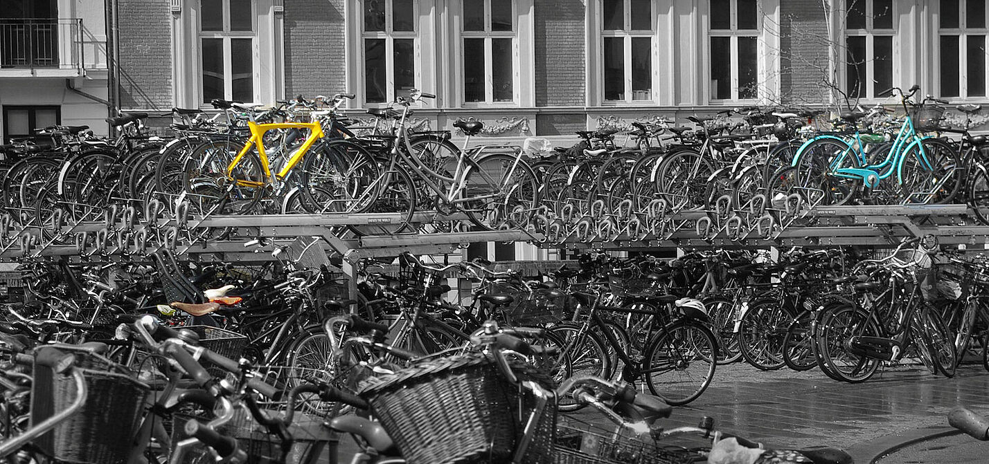 Abstellen in 2 Etagen Finden Sie Ihr Fahrrad.