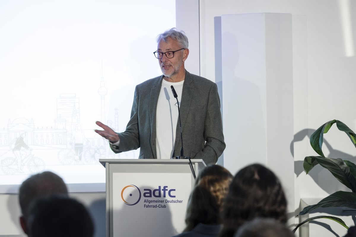 Masurat Der ADFC-Bundesvorsitzende Frank Masurat steht hinter einem Rednerpult und spricht zum Publikum.